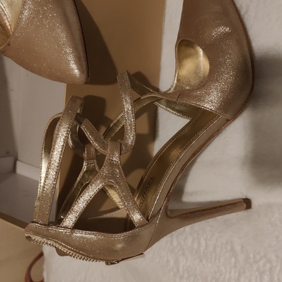 Michael Michael Kors Pale Gold pointy toe high heel with back zipper size 7 - Picture 2 of 7